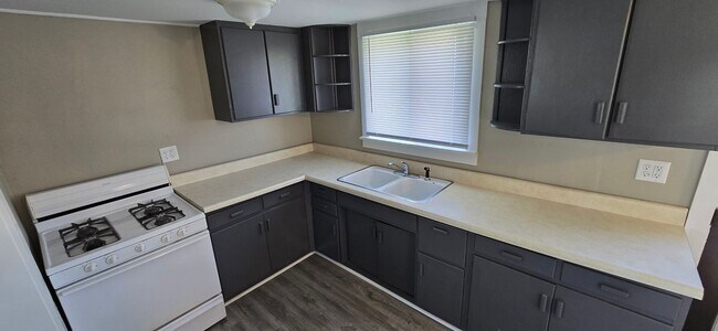 Building Photo - Freshly Updated Interior! 2 Bed 1.5 Bath H...