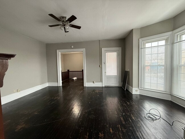 Building Photo - 2 bedroom 1 bath Upstairs Downtown Duplex