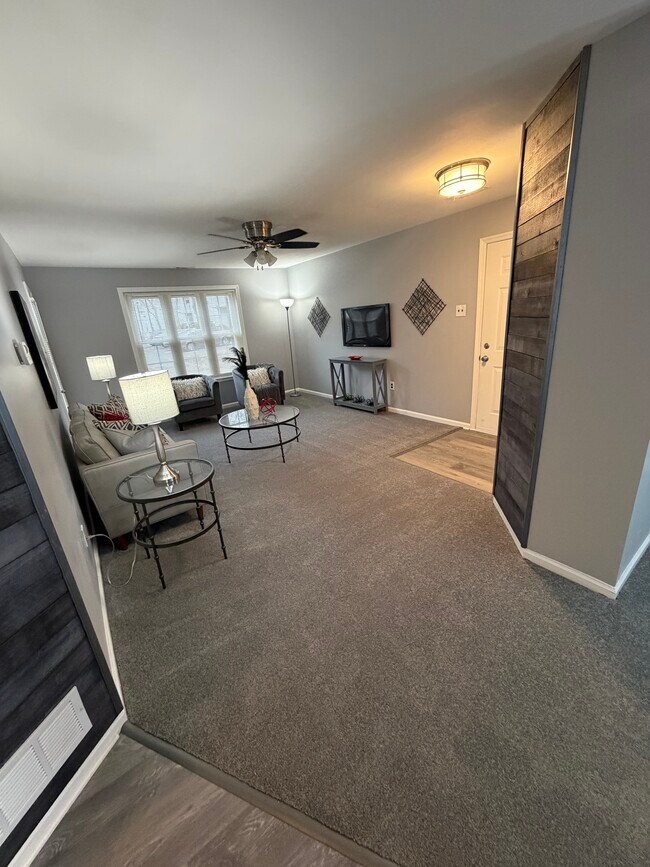 Sala de estar - 102 Stone Hurst Ct