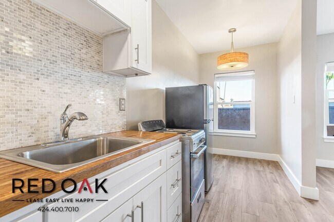 Foto del edificio - ~1 Month FREE~ Gorgeous, Sunlit Studio Fea...