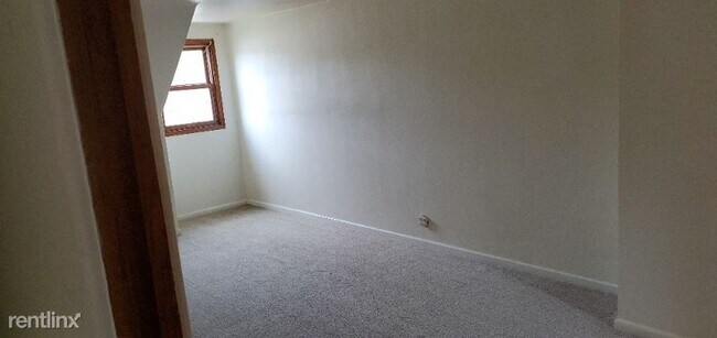 Building Photo - 2 br, 1.5 bath Townhome - 13865 W Capitol Dr