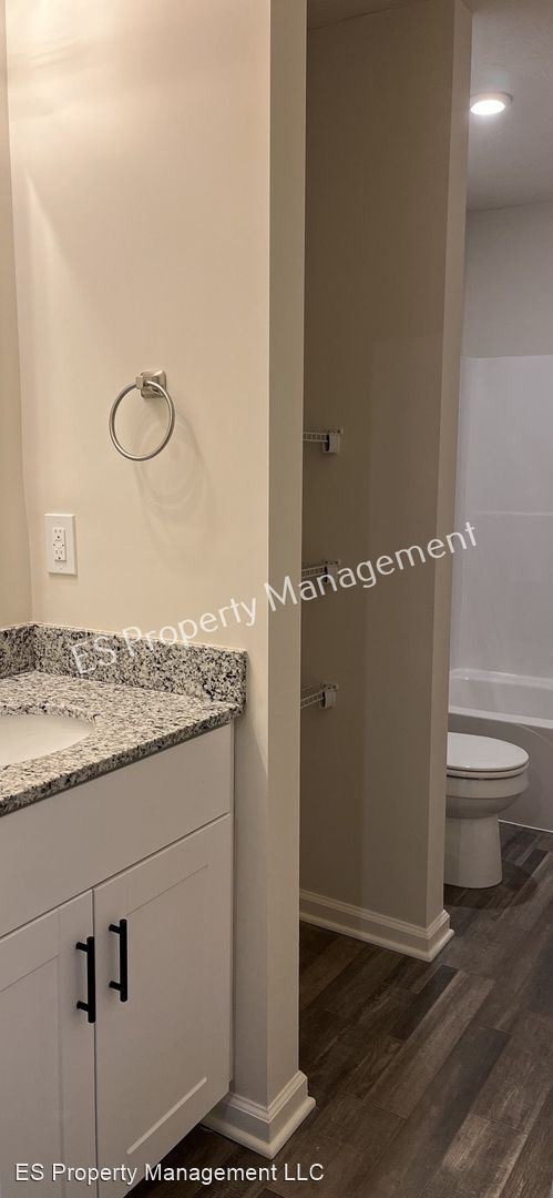 Building Photo - 4 br, 2.5 bath House - 3009 W. Kings Canyo...