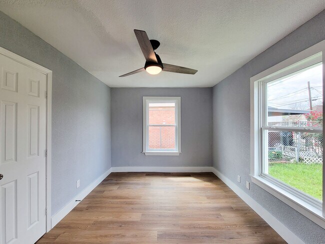 Foto del edificio - This beautifully updated 4-bedroom home is just under two miles from Highway 288 and Loop 610, ma...