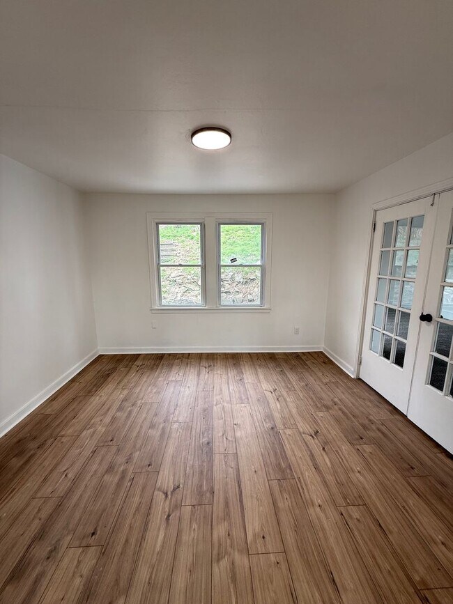 Foto del edificio - Newly Renovated 3 Bedroom in Swissvale- Spacious Single Family Home!
