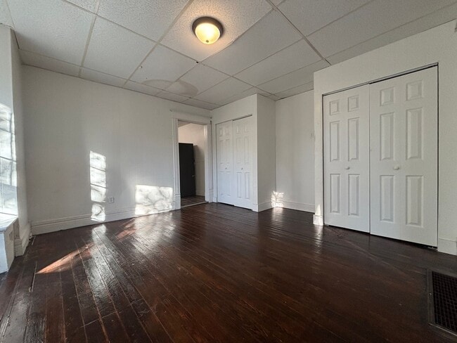 Building Photo - 1 bedroom 1 bath studio with utilities inc...