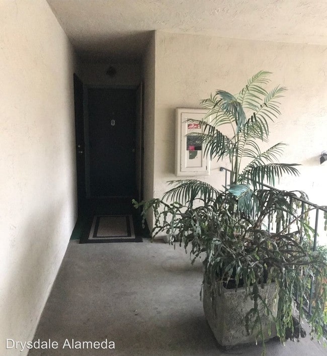 Building Photo - 2 br, 1 bath House - 2029 Otis Drive #R