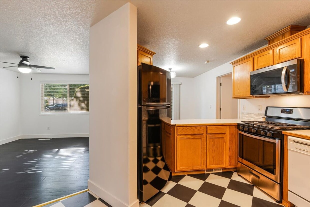 Foto principal - Versatile 4-Bedroom Corner Condo with Main...