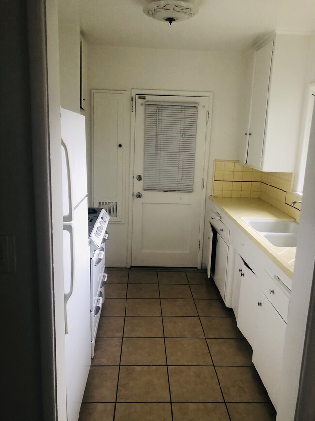 Kitchen - 7002 Kittyhawk Ave
