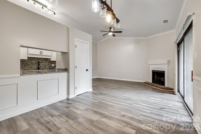 Foto del edificio - 4158 Charlotte Hwy