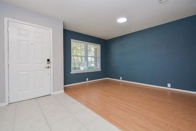 Building Photo - 11942 Solon Springs Dr