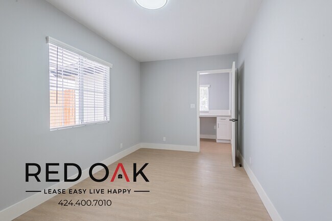 Foto del edificio - Marvelously Re-Done Three Bedroom Stand-Al...