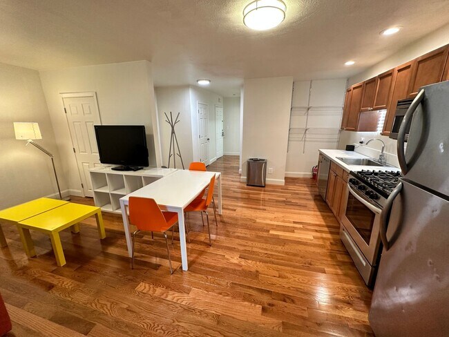 Building Photo - Renovated, Furnished, 4-bed
