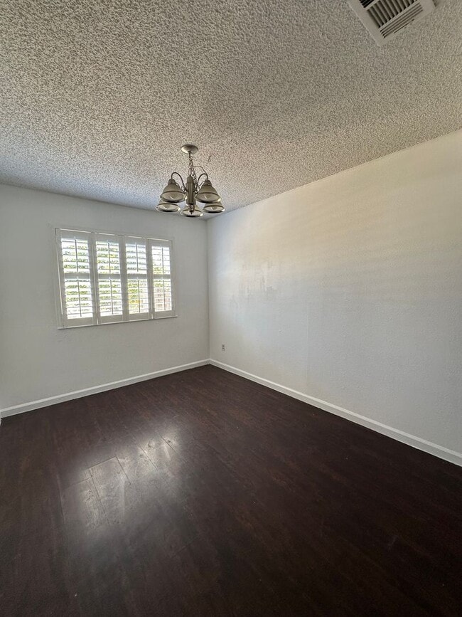 Foto del edificio - Cheery 4 bedroom with Spacious Yard & No R...
