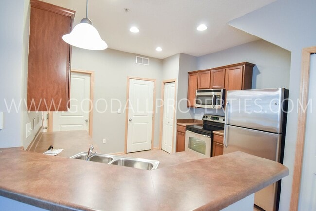 Building Photo - 2 Bedroom, 1.5 Bath Townhome in Jordan Creek area!