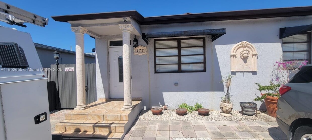Foto principal - 375 E 14th St