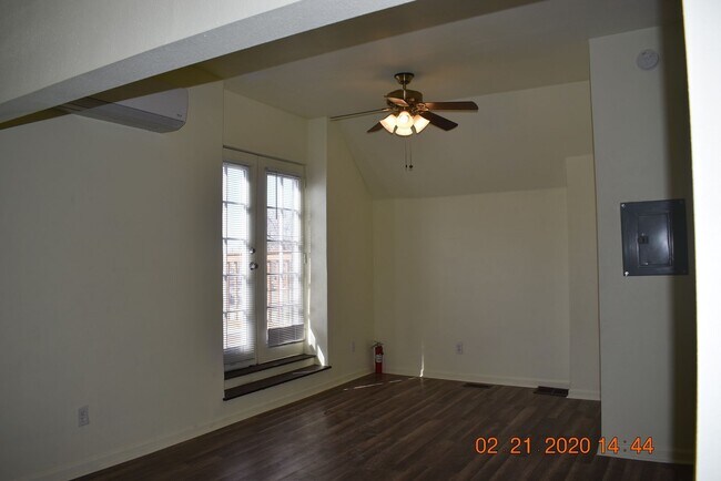 Building Photo - Updated, Private, and Unique Downtown Loft!