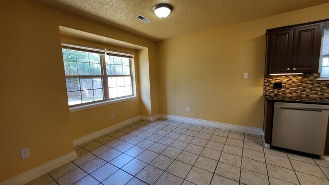 Building Photo - 3 Bedroom / 2 Bath home in Bentonville - Walk to Bentonville High School!