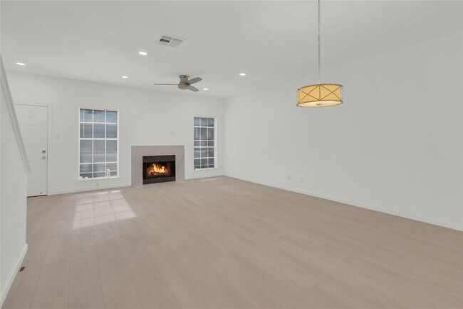 Building Photo - 4001 Tanglewilde St