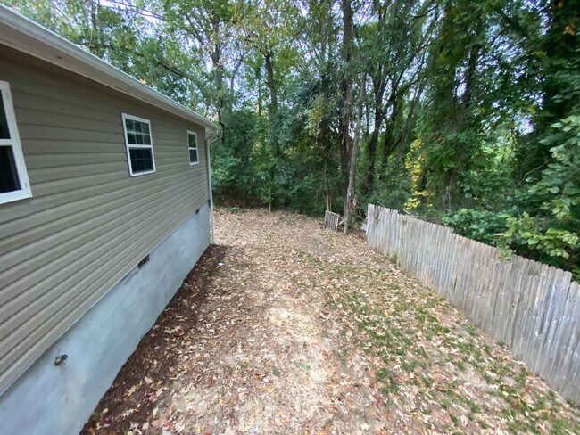 Building Photo - Room in 4 Bedroom Home at Evelyn St