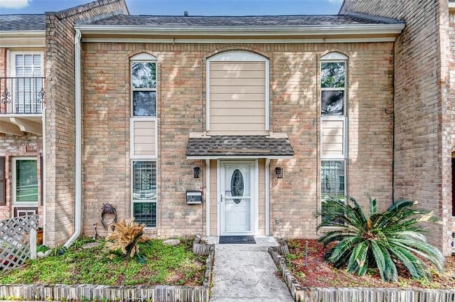 Building Photo - 10716 Briar Forest Dr