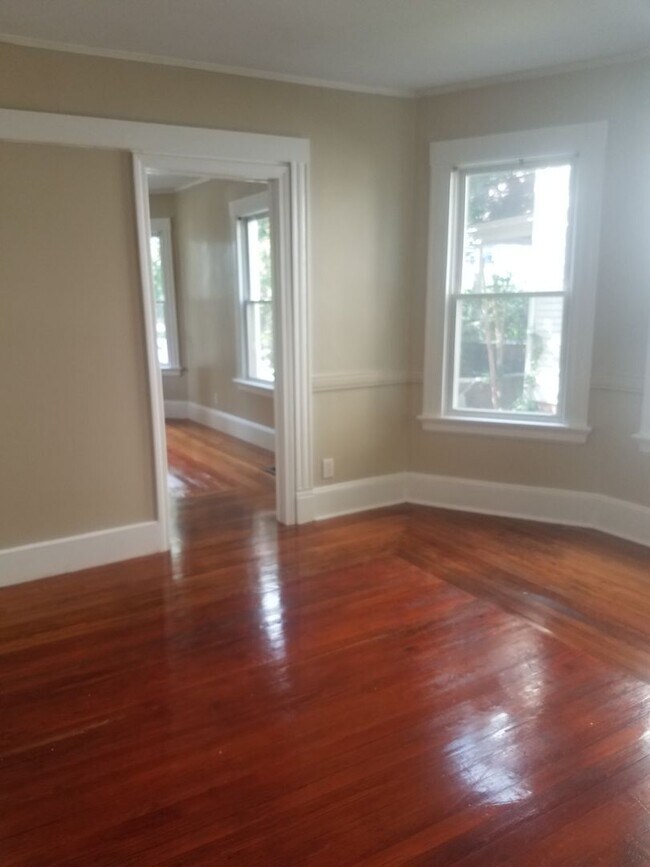 Building Photo - 34 Roberts St