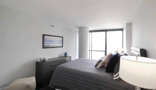 Building Photo - 823 S State St