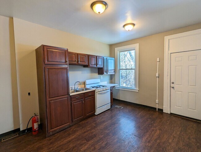 Foto del edificio - 3 Bedroom 1 Bathroom house available now! ...