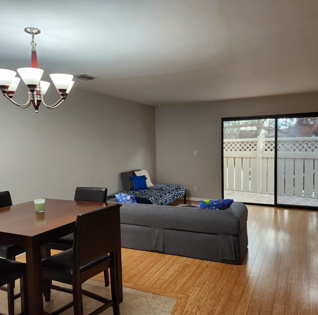 Foto del edificio - 4365 McLaughlin Ave