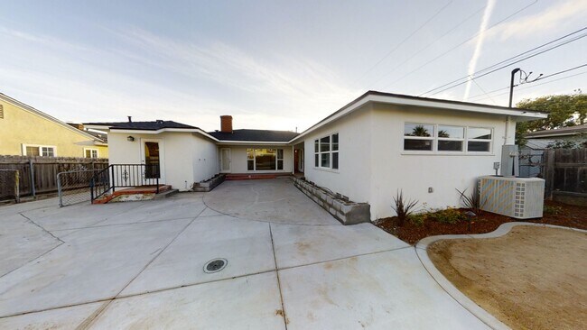 Foto del edificio - Big Bedrooms,  Great Yard!