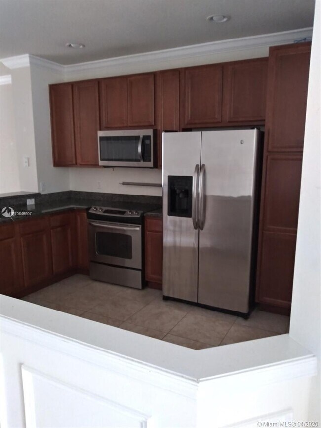 Building Photo - 9680 Lago Dr