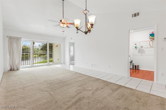 Foto del edificio - 230 Timber Lake Cir