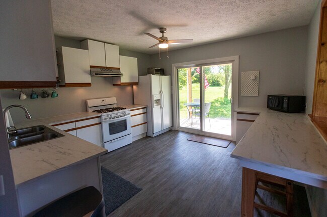 Kitchen - 27565 Seneca Trl N