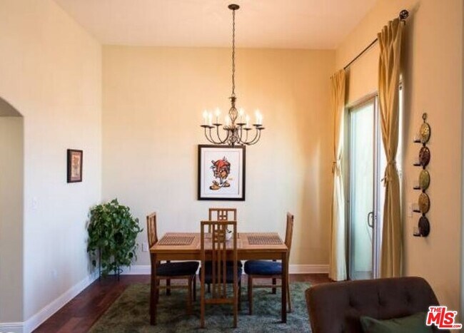 Foto del edificio - 5037 Rosewood Ave