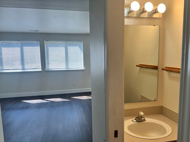 Foto del edificio - 3 Bedroom Home available now!