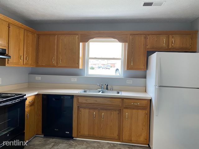 Building Photo - 2 br, 1.5 bath Duplex - 1032 Champion Dr