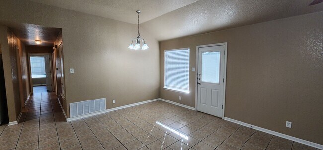 Foto del edificio - Coming Soon – 3 Bedroom Duplex Near Clear ...