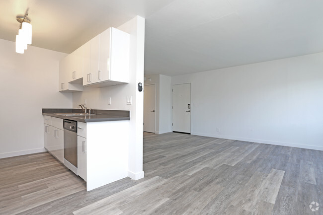 1BR,1BA-750SQ With Hallway Closet - Metro 348 Apartments