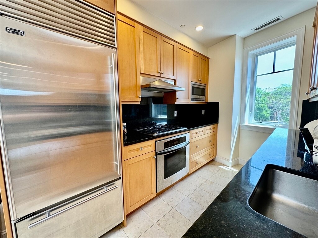 11 Longwood Ave Unit PH3, Brookline, MA 02446 Room for Rent in