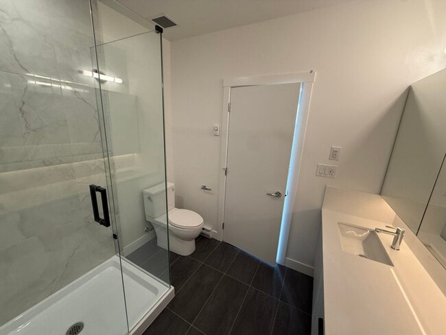 Building Photo - Beautiful Top Floor Corner Condo