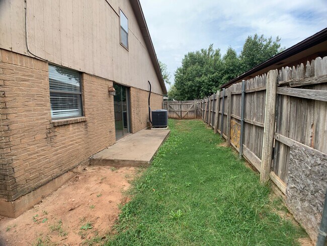 Building Photo - Two Bedroom Edmond Duplex