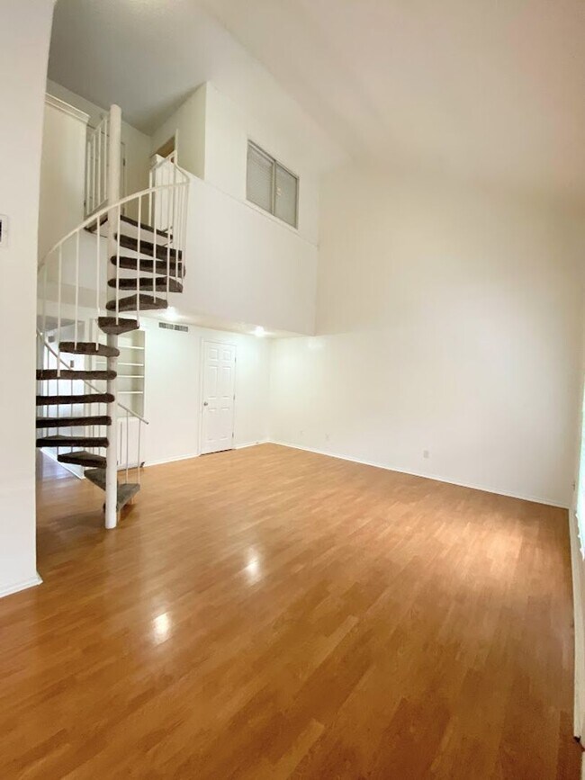 Foto del edificio - WATERFORD WEST CAMPUS - 4 BEDROOM - $2800