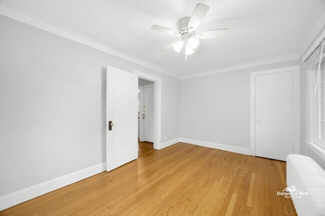 Foto del edificio - Discover Luxurious Harmony in the Heart of Evanston