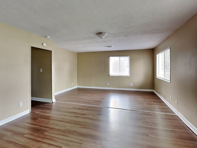 Foto del edificio - 890 Edgewood Dr