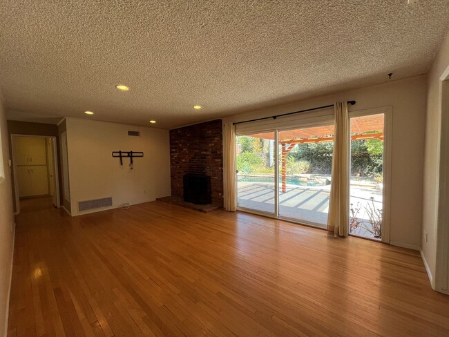 Foto del edificio - Canoga Park 3BR w/pool + great backyard, o...