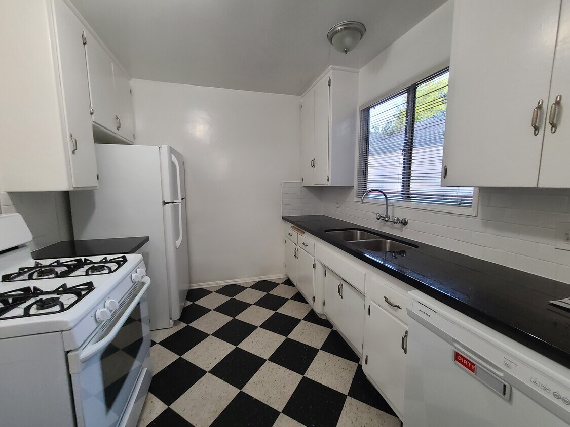 Primary Photo - 1340 N Crescent Heights Blvd