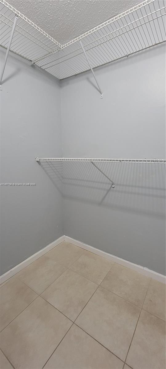 Building Photo - 2860 Somerset Dr