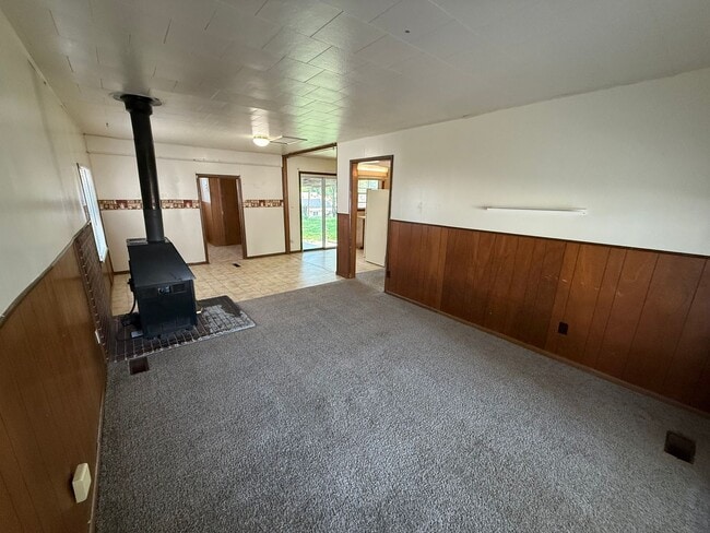 Building Photo - 3 Bedroom Single family with fenced in yard