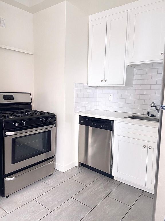 Kitchen - 1350 N Hayworth Ave
