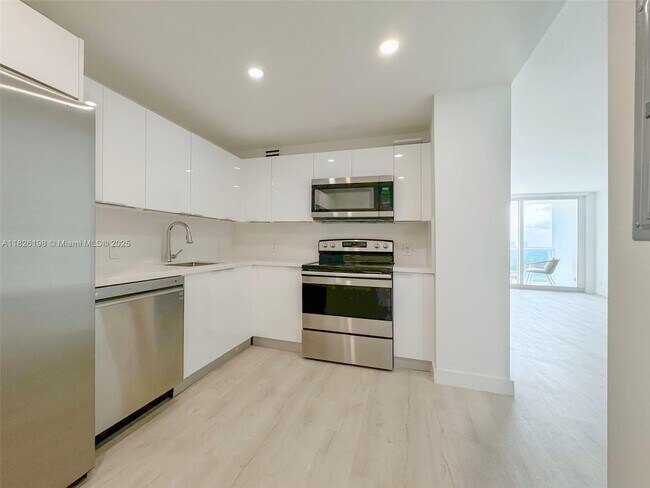 Building Photo - 100 Bayview Dr