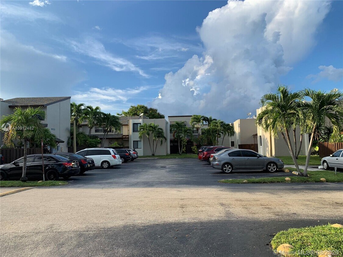 Building Photo - 10231 Fontainebleau Blvd